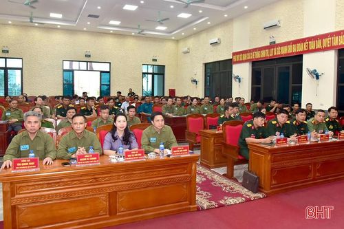 Đại biểu dự khai mạc.