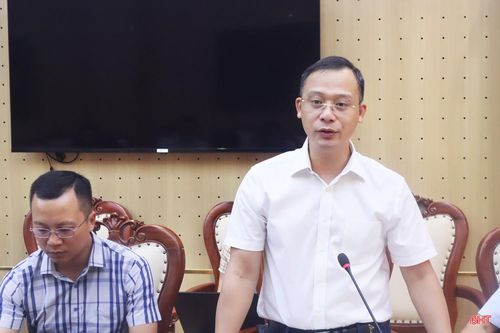Quyền Giám đốc Sở Tài chính Hồ Đức Đàn trình bày, làm rõ Tờ trình, dự thảo Nghị quyết về kế hoạch đầu tư công trung hạn giai đoạn 2026 - 2030.