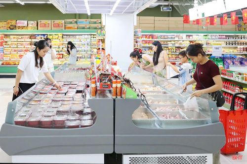 Các mặt hàng thiết yếu hằng ngày phục vụ đời sống được người tiêu dùng ưu tiên.