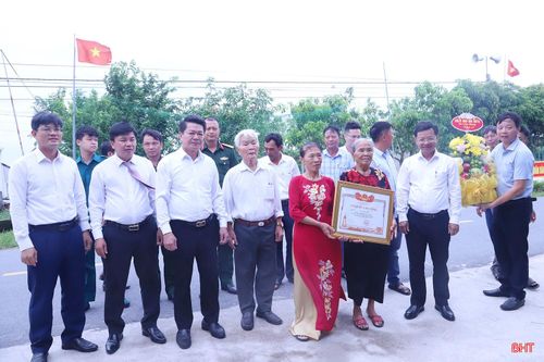 Gia đình, dòng họ tổ chức lễ rước bằng "Tổ quốc ghi công" về nơi thờ cúng liệt sĩ Lê Văn Cổn.