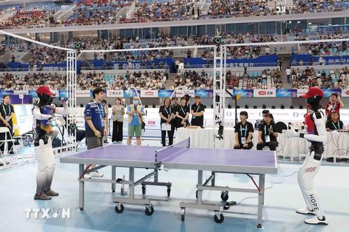 Các robot thi đấu ở nội dung bóng bàn. (Ảnh: Công Tuyên/TTXVN)