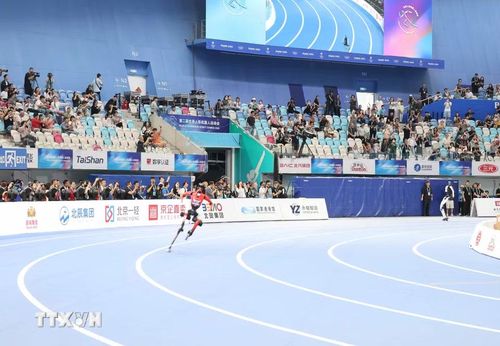 Robot hình người của các đội đang tranh tài tại cuộc thi điền kinh. (Ảnh: Công Tuyên/TTXVN)