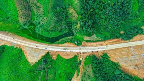 Nhà thầu thi công một dự án đường cao tốc qua khu vực đồi núi. (Ảnh: PV/Vietnam+)