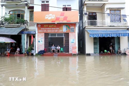 Khu dân cư thôn 1, xã Thất Khê, tỉnh Lạng Sơn bị ngập sâu, người dân mỏi mòn chờ nước rút. (Ảnh: Văn Đạt/TTXVN)