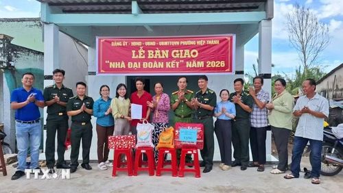 Phường Hiệp Thành tổ chức bàn giao nhà Đại đoàn kết cho hộ nghèo, hộ cận nghèo và con đẻ của người hoạt động kháng chiến bị nhiễm chất độc hóa học. (Ảnh: TTXVN phát)