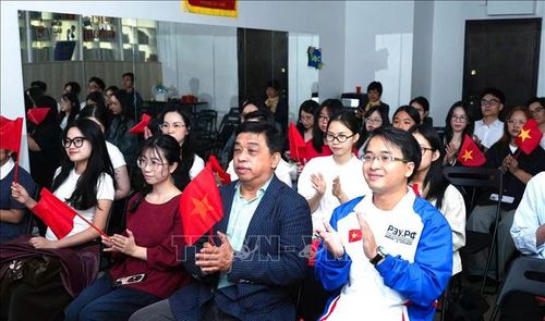 Ông Trần Phú Thuận, Phó Chủ tịch kiêm Tổng Thư ký Liên hiệp các tổ chức người Việt Nam tại Liên bang Nga, đại diện Ban Cán sự Đoàn, Hội sinh viên Việt Nam tại Liên bang Nga theo dõi phát trực tiếp chương trình nghệ thuật chính luận "Tổ quốc trong tim".