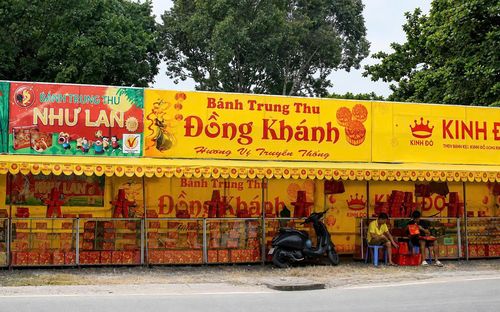 Các cửa hàng bán bánh trung thu xuất hiện trên các vỉa hè tại TP Hồ Chí Minh từ đầu tháng 8.