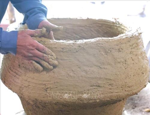 Người thợ tạo hình khuôn rất tỉ mỉ, cẩn thận.