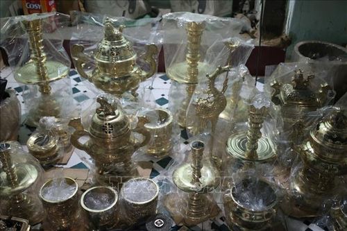 Một số sản phẩm của làng đúc đồng Chú Tượng.
