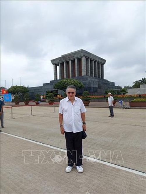 Nhà báo Mexico Pedro Estrada Vega thăm Lăng Chủ tịch Hồ Chí Minh trong chuyến thăm Việt Nam. Ảnh: Nhà báo Pedro Estrada Vega cung cấp/TTXVN phát