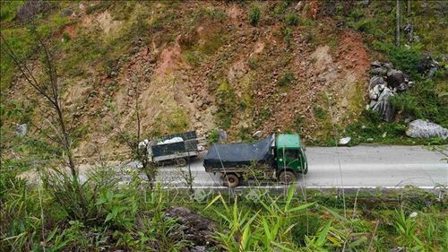 Nhiều vị trí có nguy cơ sạt lở cao trên tuyến tránh đèo Văn Rơi.