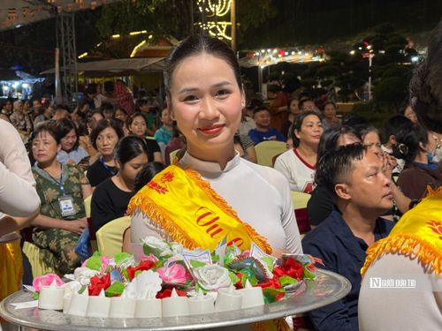Nghi thức "Bông hồng cài áo".