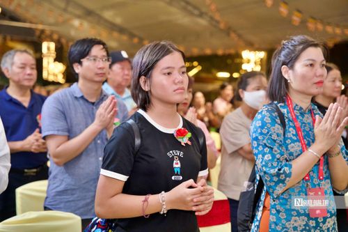 Người dân từ các nơi có mặt tại chùa từ rất sớm dự lễ Vu Lan.