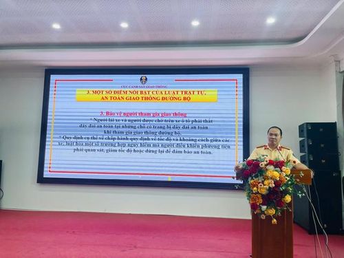 Thiếu tá Nguyễn Văn Hậu, cán bộ đội tuyên truyền, Điều tra, Xử lý vi phạm giao thông, phòng PA08, Công an tỉnh - Báo cáo viên tại hội nghị.
