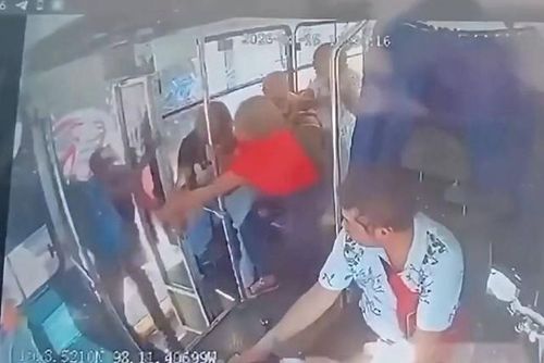 Hai người đàn ông bị đuổi khỏi xe buýt. Ảnh cắt từ clip/Newsflare.