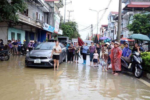 Các phương tiện giao thông không thể di chuyển qua đoạn đường bị ngập dài hơn 3 km trên Quốc lộ 4A, địa phận xã Thất Khê, tỉnh Lạng Sơn. Ảnh: Văn Đạt - TTXVN