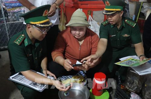 Cán bộ, chiến sĩ Bộ đội Biên phòng vận động người dân nâng cao cảnh giác, kịp thời thông tin cho lực lượng chức năng khi phát hiện dấu hiệu bất thường trên địa bàn. Ảnh: Bùi Giang - TTXVN