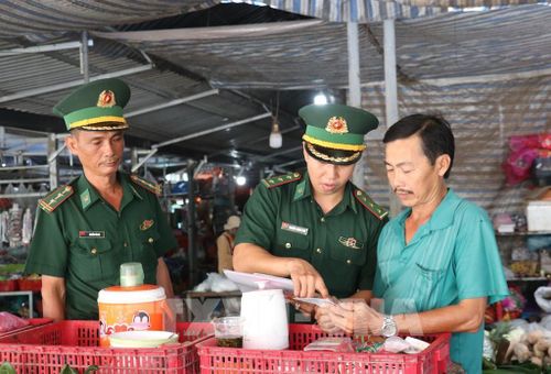 Thông qua tuyên truyền trực tiếp, lực lượng biên phòng giúp người dân nhận diện những nguy cơ và hành vi vi phạm liên quan đến xuất nhập cảnh trái phép. Ảnh: Bùi Giang - TTXVN