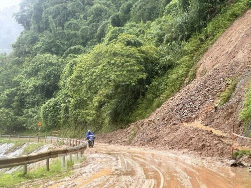 Mưa lớn gây sạt lở nhiều tuyến đường ở Thái Nguyên. Ảnh: Vũ Hoàng Giang - TTXVN