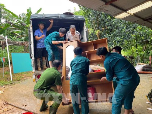 Lực lượng chức năng phường Bắc Kạn hỗ trợ người dân sơ tán tới nơi an toàn. Ảnh: TTXVN phát