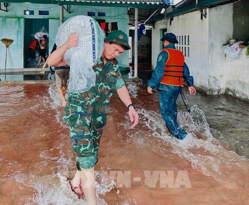 Cán bộ, chiến sĩ Bộ Chỉ huy quân sự tỉnh Bắc Ninh hỗ trợ người dân di dời tài sản tại xã Ngọc Thiện. Ảnh: Danh Lam - TTXVN