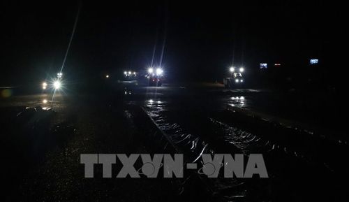 Sáng đèn trên công trường dự án mở rộng, nâng cấp Cảng hàng không Cà Mau vào ban đêm. Ảnh: Tuấn Phi - TTXVN