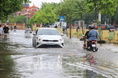 Tuyến phố Đức Minh, phường Lê Thanh Nghị vẫn ngập cục bộ sáng 24/8. Ảnh: Mạnh Minh - TTXVN