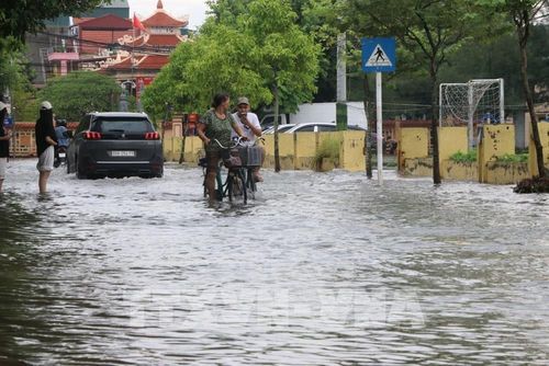 Tuyến phố Đức Minh, phường Lê Thanh Nghị vẫn ngập cục bộ sáng 24/8. Ảnh: Mạnh Minh - TTXVN