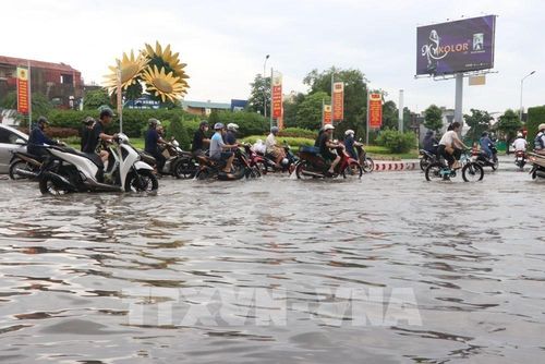 Phố Lê Thanh Nghị, gần vòng xuyến Cầu Cất, phường Lê Thanh Nghị, thành phố Hải Phòng vẫn ngập cục bộ sáng 24/8. Ảnh Mạnh Minh - TTXVN