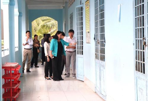 Bà Nguyễn Thị Bé Mười, Phó Chủ tịch UBND tỉnh Vĩnh Long kiểm tra công tác chuẩn bị cơ sở vật chất cho năm học mới tại Trường Tiểu học Cái Ngang, xã Cái Ngang, tỉnh Vĩnh Long. Ảnh: Lê Thúy Hằng - TTXVN
