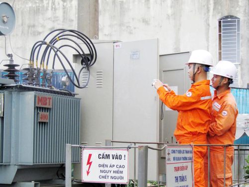 Các đơn vị trực thuộc EVNNPC tăng cường kiểm tra lưới điện, thiết bị và hành lang tuyến, chủ động xử lý các khiếm khuyết trước kỳ nghỉ lễ. Ảnh: EVNNPC
