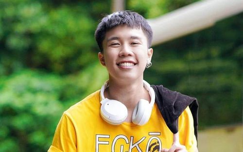 Khánh của Long Vũ tạo thiện cảm nhờ nét diễn tự nhiên và những rung động tuổi học trò bên Phương. Ảnh: VTV.