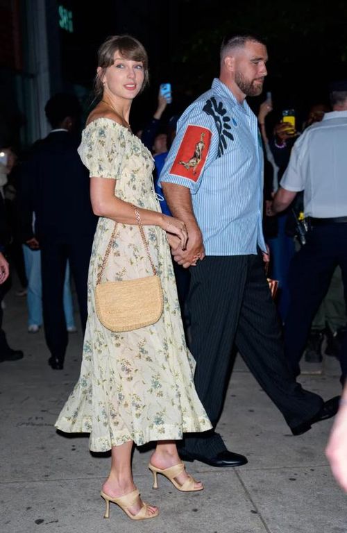 Taylor Swift diện váy hoa xuống phố hẹn hò cùng Travis Kelce. Ảnh: Getty Images