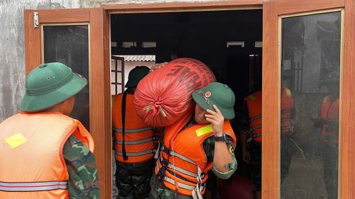 Bộ đội Cao Bằng giúp dân xã Tràng Định (Lạng Sơn) sơ tán tài sản khỏi vùng ngập lụt.