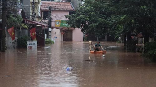 Từ chiều tối 23/8, nhiều khu phố ở phường Lương Văn Trị đã biến thành sông. Ảnh: Duy Chiến.