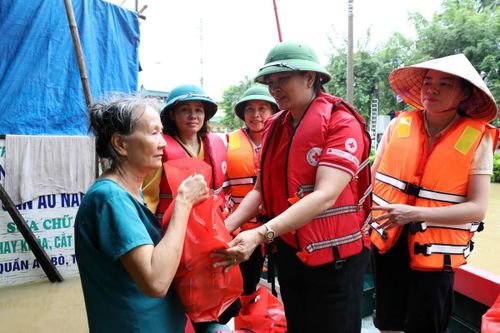 Đoàn cứu trợ do Hội Chữ Thập đỏ tỉnh chủ trì trao những nhu yếu phẩm cần thiết cho nhân dân ngập lụt ở các xã vùng sâu, vùng xa Lạng Sơn.