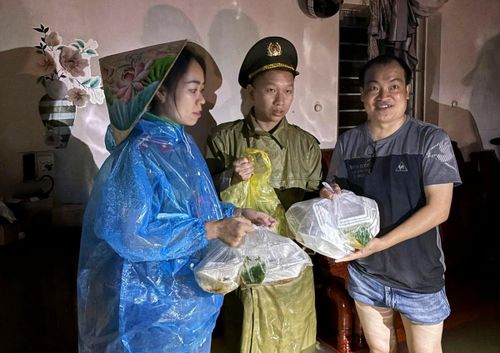 Suất cơm nghĩa tình gửi đến bà con vùng lũ.