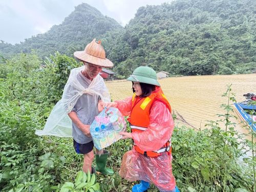Những suất quà chan chữa nghĩa tình giữa mùa lũ