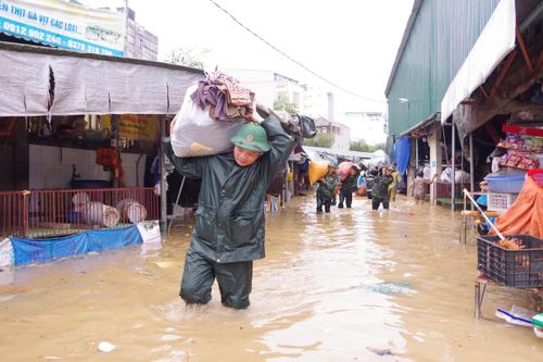 Các ngày vừa qua, lực lượng vũ trang Lạng Sơn cắt cử các tổ, đội công tác xuống giúp dân chạy lũ. Ảnh: Dương Nguyên.