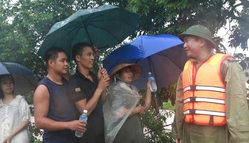 Chủ tịch UBND tỉnh Lạng Sơn Nguyễn Cảnh Toàn (bên phải) thăm, động viên người dân ngập lụt ở địa phương. Ảnh: BLS