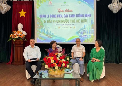 Phiên tọa đàm bàn tròn thứ hai do TS-KTS. Lê Thị Bích Thuận (thứ hai từ trái) chủ trì với nội dung Quản lý công viên, cây xanh thông minh.
