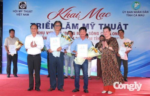 Ban tổ chức công bố và trao giải thưởng cho các tác giả có tác phẩm tiêu biểu (Ảnh: Chanh Đa)