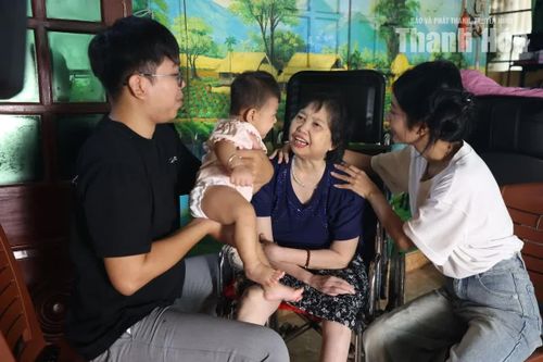 Con gái 6 tháng tuổi của Hùng hiện sống cùng bố mẹ và ông bà trong căn nhà bốn thế hệ.