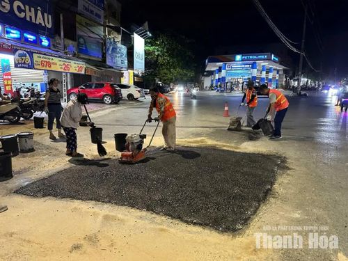 Nhóm thiện nguyện “Hội yêu rác TH” đã “vá” nhiều tuyến đường hư hỏng, xuống cấp trên địa bàn phường Hạc Thành, bảo đảm việc đi lại an toàn cho người dân.