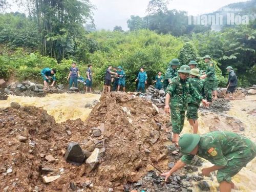Tại khu vực bản Táo, xã Trung Lý nước từ khu vực đồi núi đổ xuống cuốn theo đất, đá và bùn tràn ra Quốc lộ 15C. Đồn Biên phòng Trung Lý đã phối hợp với địa phương và các lực lượng chức năng tổ chức đắp bờ ngăn dòng nước, khơi thông dòng chảy, xử lý đất, đá sạt lở tạo điều kiện cho người dân đi lại an toàn.