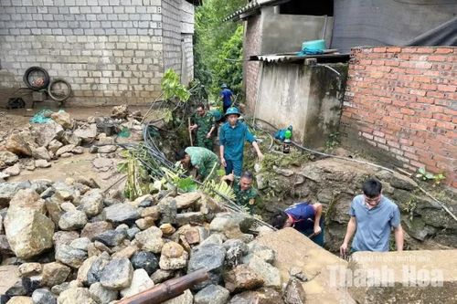 Đồn Biên phòng Quang Chiểu kiểm tra các điểm sạt lở, nguy cơ sạt lở; tuyên truyền cho các hộ dân di dời về nơi an toàn.