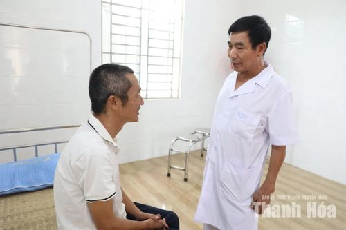 Ông Nguyễn Văn Hùng thăm hỏi, trò chuyện với một bệnh nhân nam.