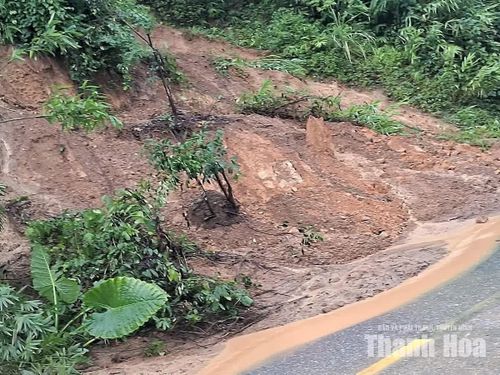Nhiều điểm trên Quốc lộ 217 qua địa bàn xã Quan Sơn bị sạt lở taluy.
