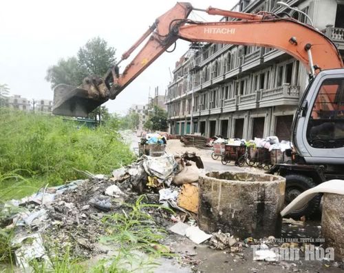 Để chủ động phòng chống ngập úng cục bộ và giảm tối đa thiệt hại trước diễn biến phức tạp của mưa lũ, Công ty CP Môi trường và Công trình đô thị Thanh Hóa và các phường, xã trên địa bàn đang khẩn trương huy động lực lượng, phương tiện tham gia dọn dẹp vệ sinh môi trường, khơi thông dòng chảy, xử lý các điểm ngập úng.