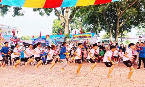  Thanh, thiếu nhi tham gia trò chơi dân gian tại hội trại hè phường Đa Mai. 